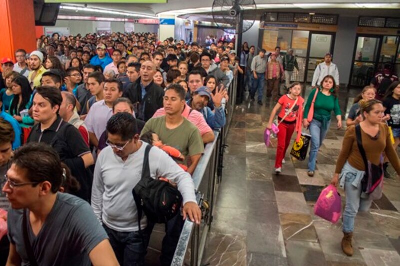 Multitud de personas en una estación de metro