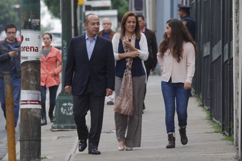 El presidente electo de México, Andrés Manuel López Obrador, camina por la calle con su esposa, Beatriz Gutiérrez Müller, y su hija, Claudia Sheinbaum.