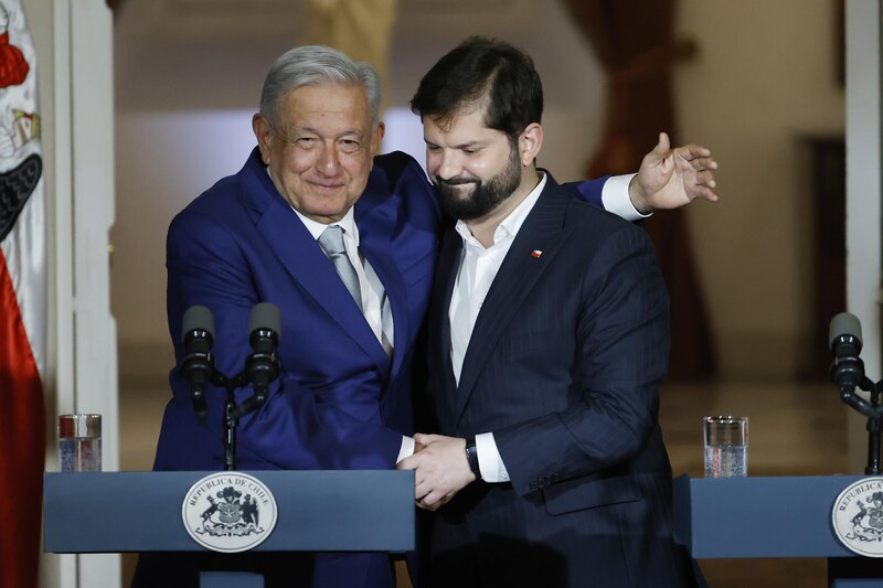 Presidente Boric junto al Presidente Gabriel Boric durante la ceremonia de cambio de mando en Chile.