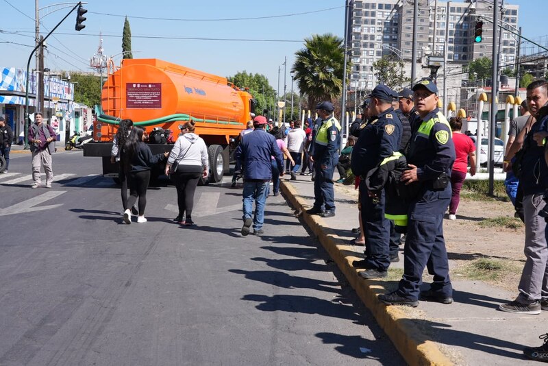 Un camión de agua llega a una comunidad para abastecer a los vecinos