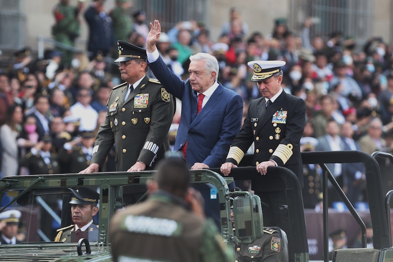 El presidente mexicano, Andrés Manuel López Obrador, saluda a la multitud durante el desfile militar del Día de la Independencia en la Ciudad de México.