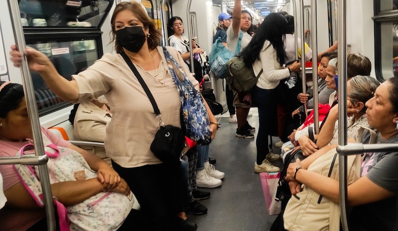 Retrazos en la recién inaugurada línea 1 del metro además del Intenso calor provoca molestia en los usuarios, estación Pino Suárez.