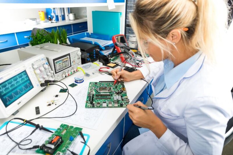 Mujer trabajando en un laboratorio
