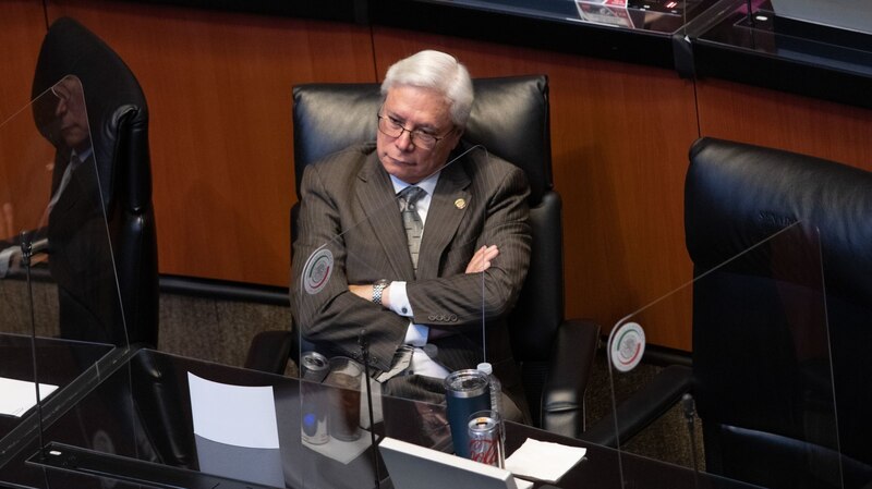 El senador Bob Menendez es fotografiado en el Capitolio de los Estados Unidos.