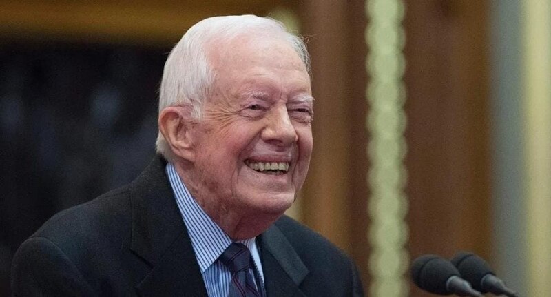 El expresidente Jimmy Carter sonríe durante un discurso.