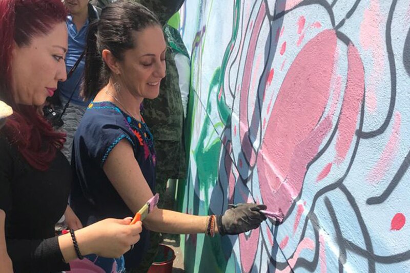 Mujeres pintando un mural