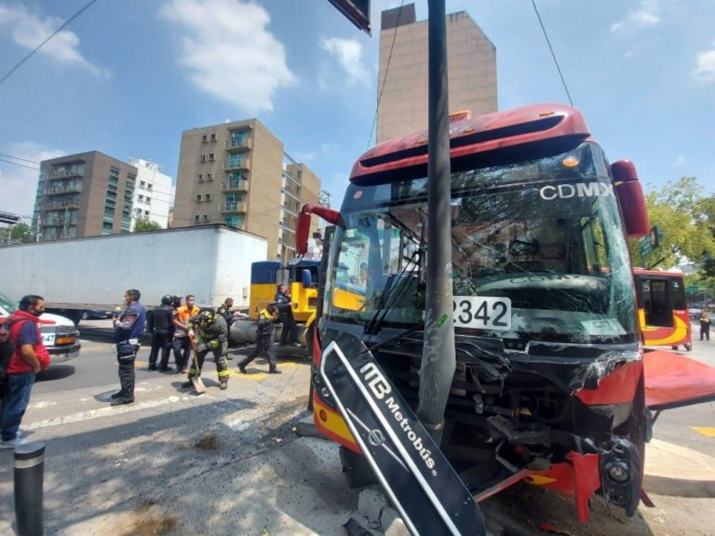 Accidente de autobús en la Ciudad de México deja varios heridos