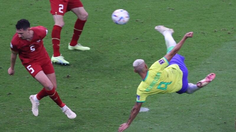 Neymar anota un golazo de chilena en el partido contra Gales