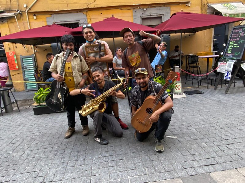 Grupo de músicos tocando en la calle