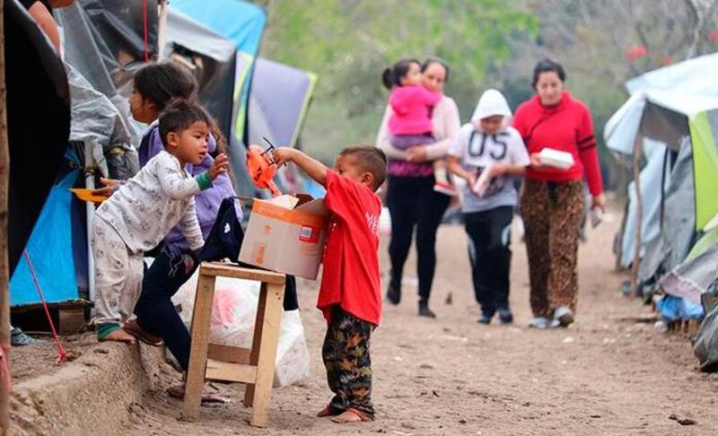 Niños jugando en un campamento de refugiados