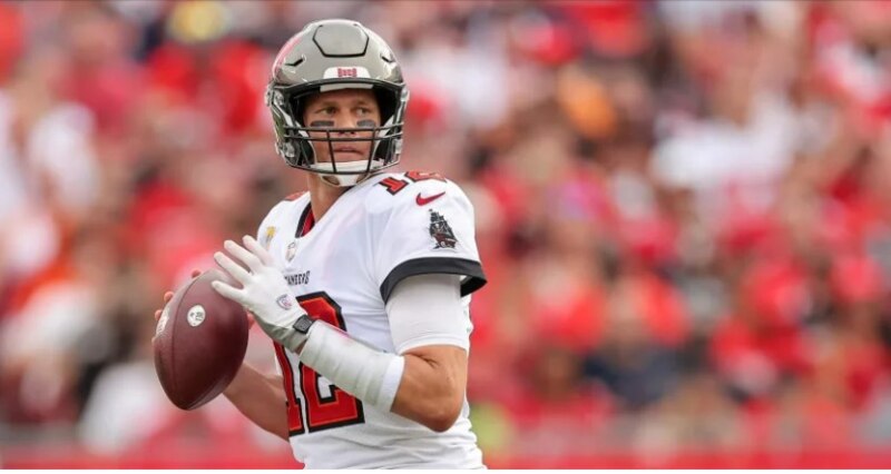 Tom Brady lanza un pase durante el partido contra los 49ers