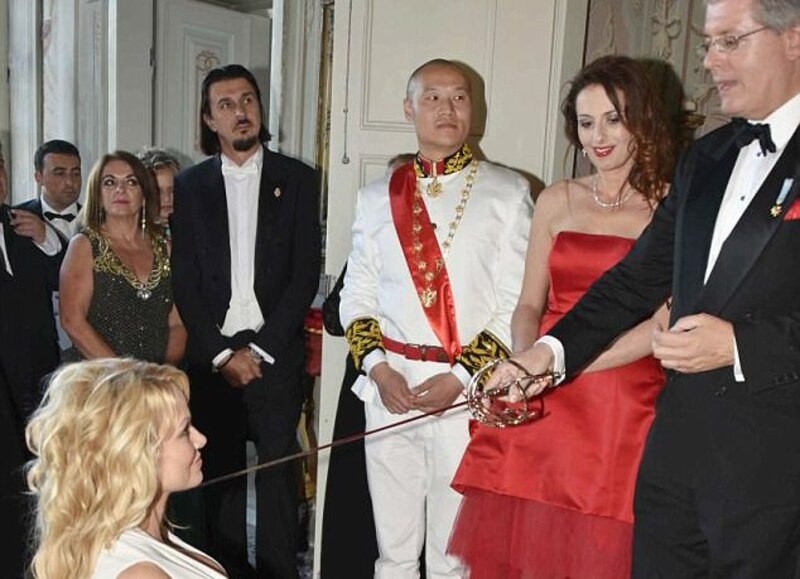 El príncipe Alberto de Mónaco condecorando a Sharon Stone