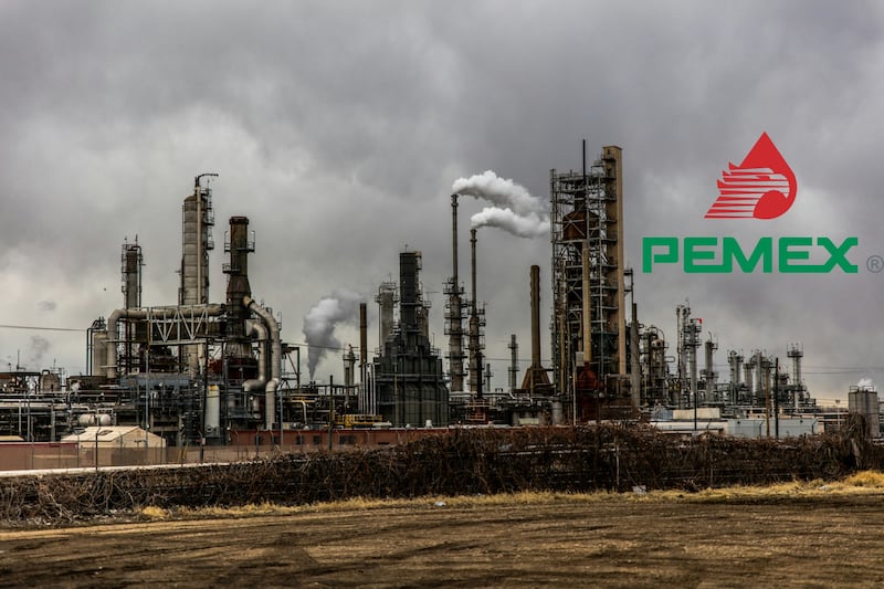 Los adeudos a proveedores y niveles de inversión ponen a la petrolera mexicana a la baja