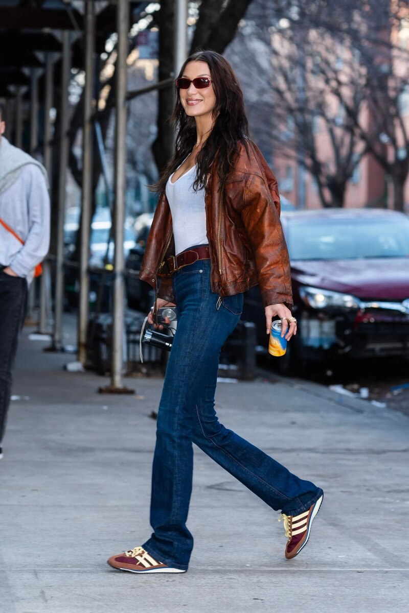 Bella Hadid usando unos Adidas SL72