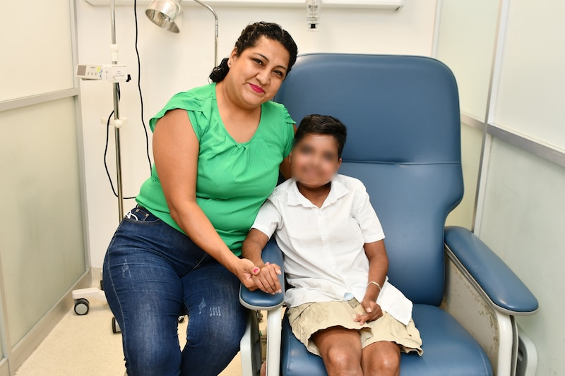 El pequeño Ángel, venció el cáncer, fue trasplantado, superó el rechazo del injerto, y hoy ha recuperado su calidad de vida y hasta puede ir a la escuela
