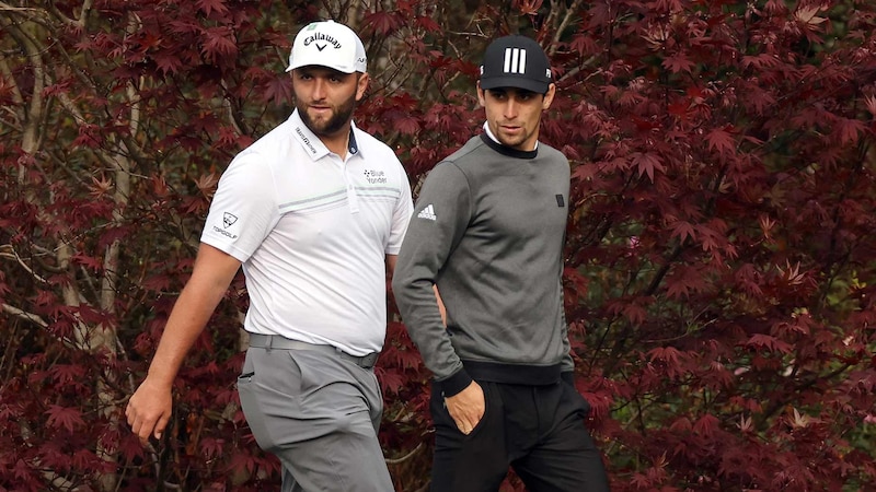 Jon Rahm y Sergio García caminan juntos en el campo de golf.