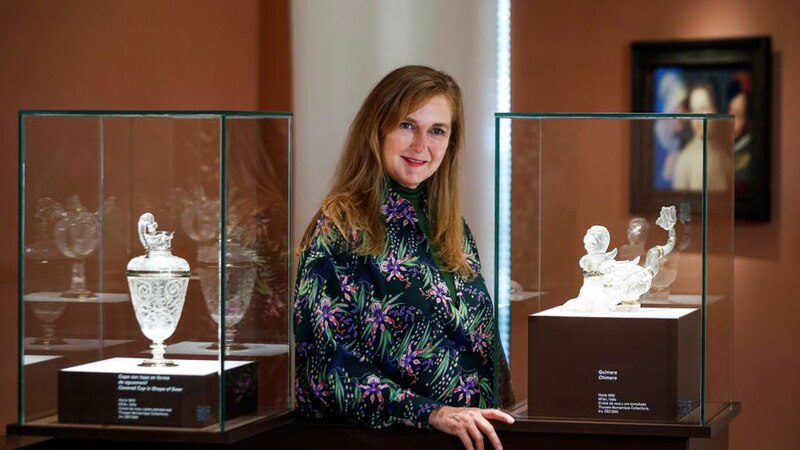 La mujer y los objetos de arte