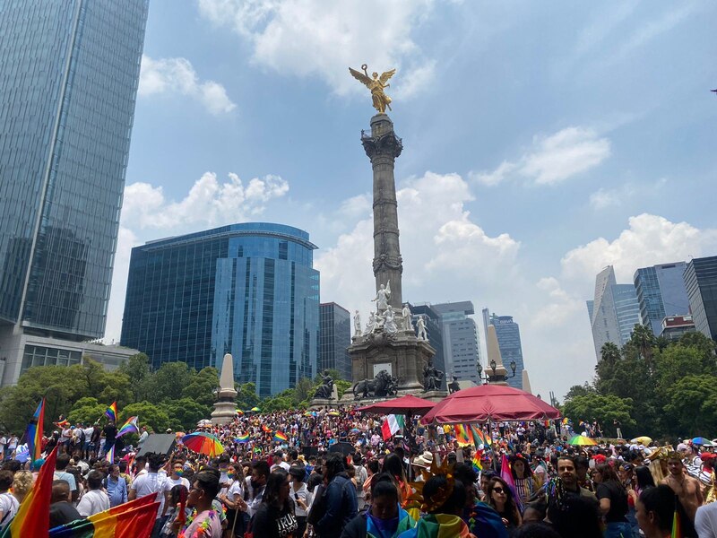 Multitudinaria manifestación en el zócalo de la Ciudad de México en apoyo a la comunidad LGBT+