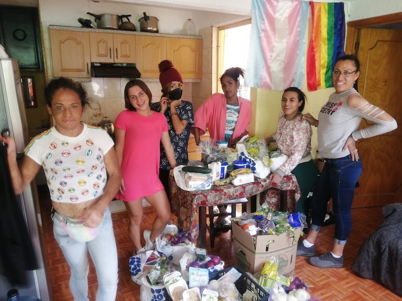 Mujeres transgénero en una cocina