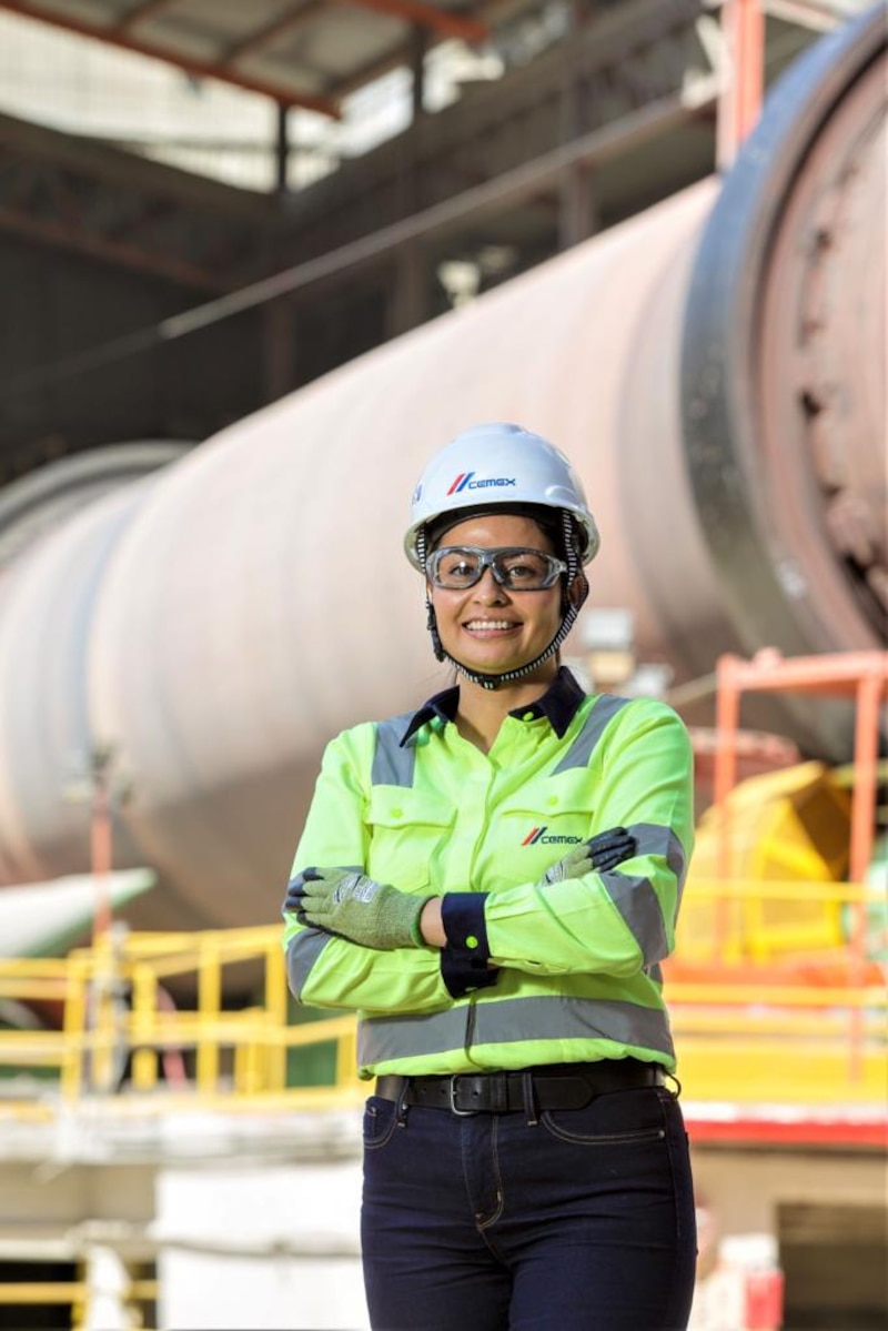 Mujer ingeniera en una planta industrial