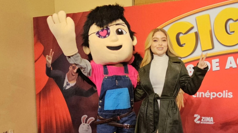 La actriz mexicana Karol Sevilla y el personaje animado "GIGIO" en la alfombra roja de la premier de la película "GIGIO DE AGATA" en Cinépolis.