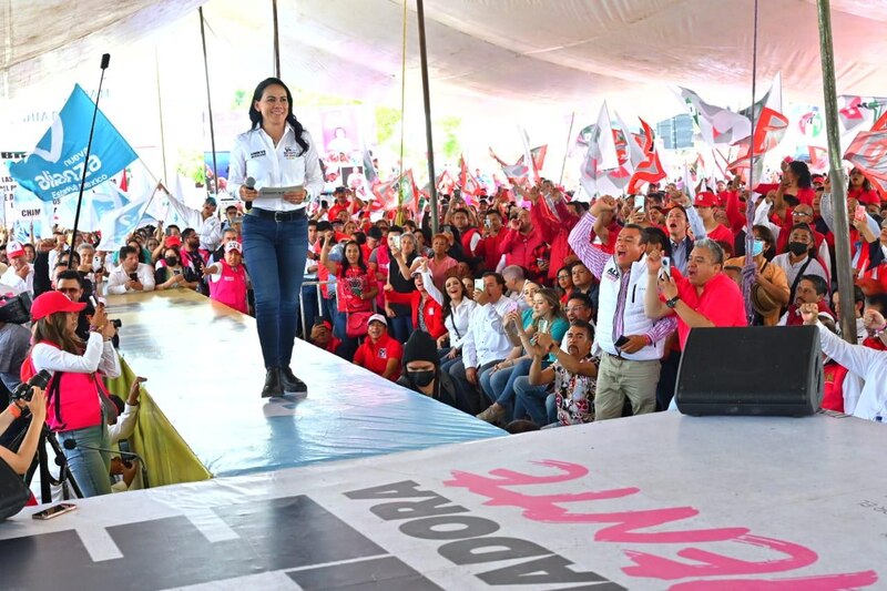 La candidata a la gubernatura de Morena, Delfina Gómez, durante un mitin en el Estado de México.