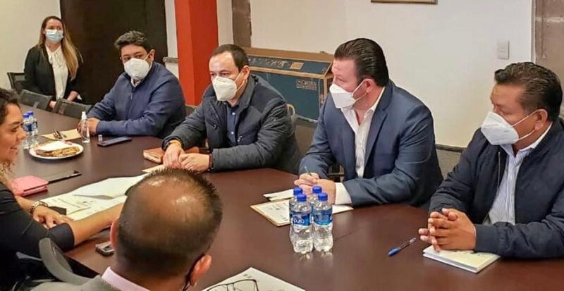 Reunión de trabajo entre funcionarios de gobierno