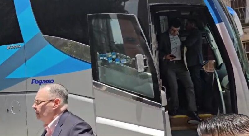 El presidente electo de Colombia, Gustavo Petro, saluda a sus seguidores desde un bus