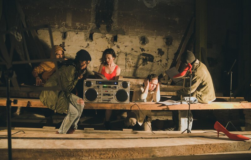 Un grupo de jóvenes se reúne en un lugar abandonado para hacer música.