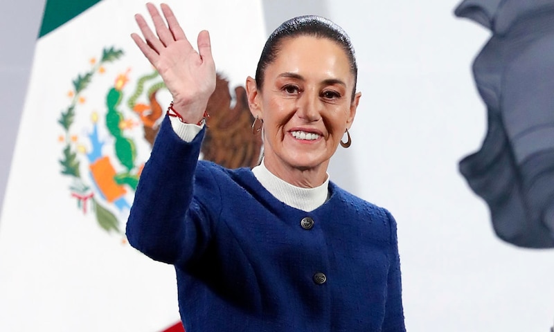 La presidenta Claudia Sheinbaum durante su conferencia "La Mañanera del Pueblo" saludando a los asistentes