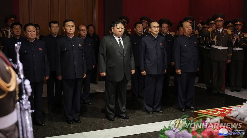 Kim Jong-un y otros líderes norcoreanos asisten al funeral de Kim Yong-ju