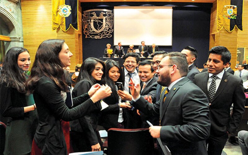 Estudiantes graduados de la universidad