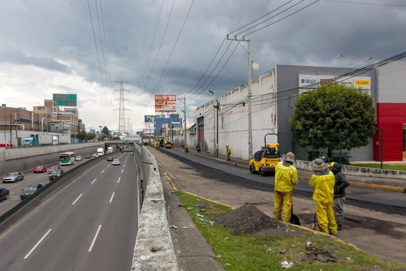 Trabajadores de la Junta Local de Caminos realiza trabajos de reencarpetamiento en la vialidad de Alfredo del Mazo en la ciudad de Toluca, lo que mantiene cerrado el paso por esta calle, desviando la circulación a calles aledañas.