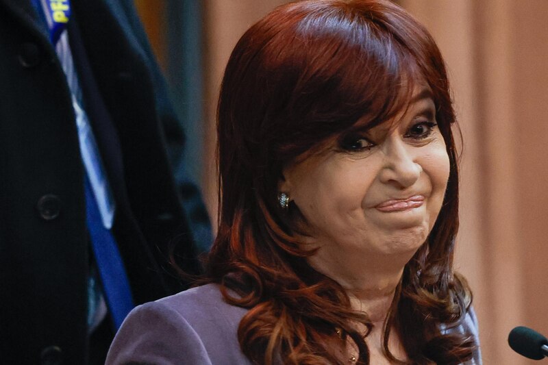 Fotografía de archivo fechada el 14 de agosto de 2024 de la expresidenta de Argentina, Cristina Fernández (2007-2015), a su llegada al juicio por un atentado en su contra, en Buenos Aires (Argentina). La Cámara Federal de Casación Penal argentina confirmó este miércoles la condena de seis años de prisión e "inhabilitación perpetua para ejercer cargos públicos" a la expresidenta argentina Cristina Fernández  en un caso por irregularidades en obras viales