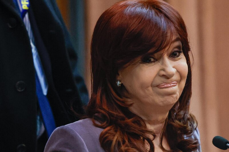 Fotografía de archivo fechada el 14 de agosto de 2024 de la expresidenta de Argentina, Cristina Fernández (2007-2015), a su llegada al juicio por un atentado en su contra, en Buenos Aires (Argentina). La Cámara Federal de Casación Penal argentina confirmó este miércoles la condena de seis años de prisión e "inhabilitación perpetua para ejercer cargos públicos" a la expresidenta argentina Cristina Fernández en un caso por irregularidades en obras viales