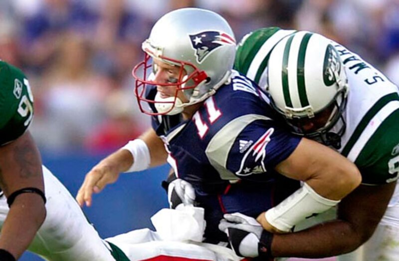 Tom Brady es capturado por la defensa de los Jets