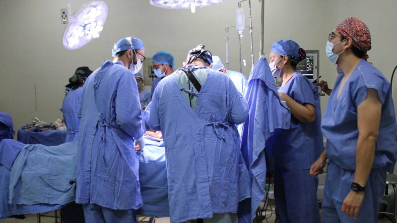 Equipo de cirujanos realizando una operación