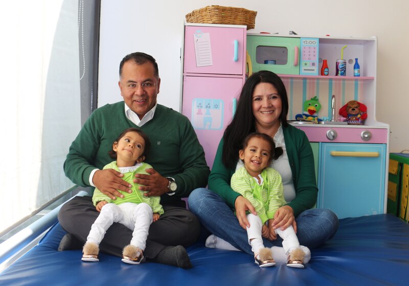 Familia feliz jugando en la cocina