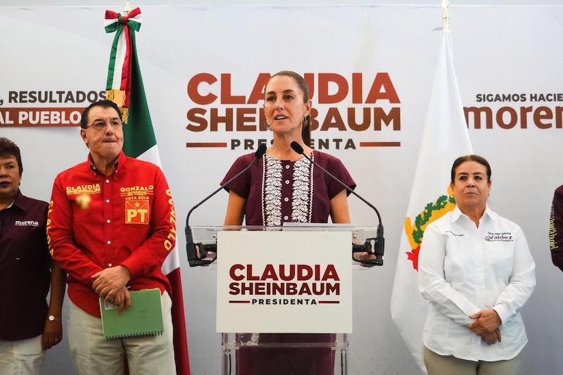 Title: Claudia Sheinbaum, candidata de Morena a la presidencia de México, da un discurso durante un mitin de campaña.