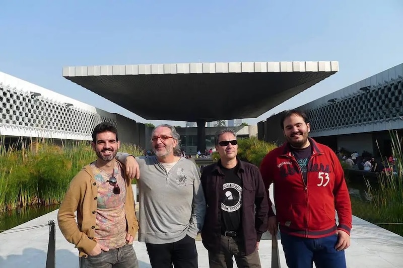 Un grupo de amigos en el Museo Nacional de Antropología de México