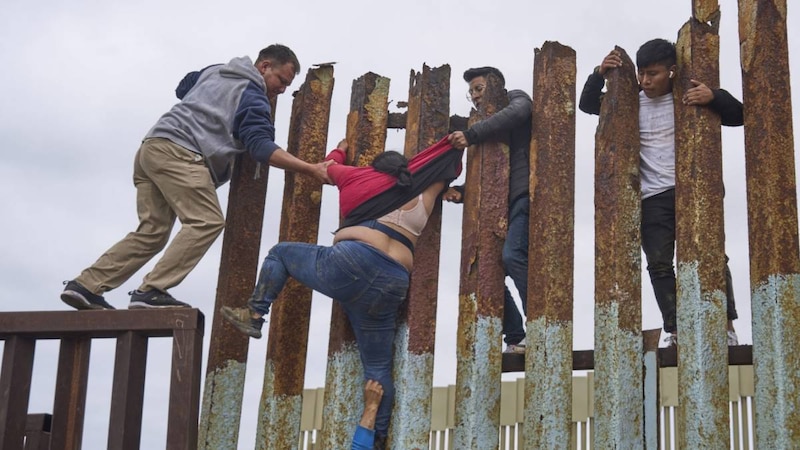 Migrantes cruzan la frontera entre México y Estados Unidos