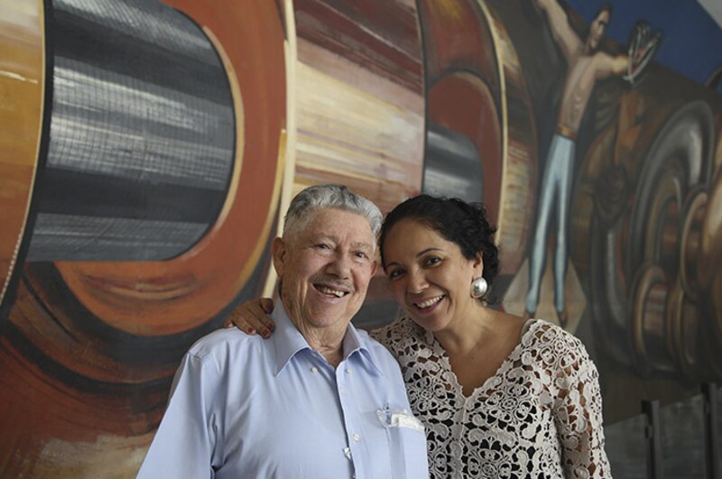 Retrato de dos personas sonrientes