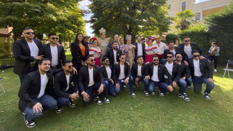 Grupo de personas posando en un jardín