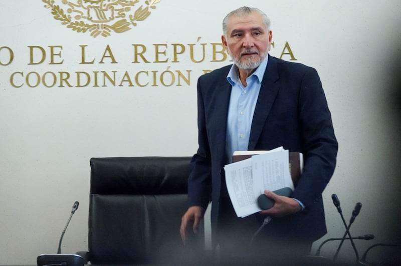 Adán Augusto López Hernández, presidente de la Junta de Coordinación Política del Senado, ofreció conferencia de prensa en la sede del Senado de la República para aclarar la información difundida en un cadena de noticias en la que afirmaron que ocultó ingresos en su declaración patrimonial. El coordinador de Morena en la Cámara Alta dijo que la información es tendenciosa pues afirma que todo se encuentra en regla y declarado.