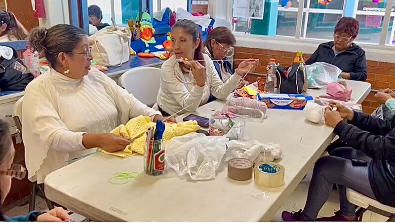 Mujeres tejiendo en una mesa