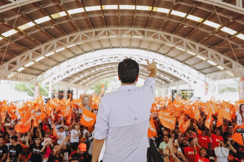 Un político da un discurso ante una multitud.