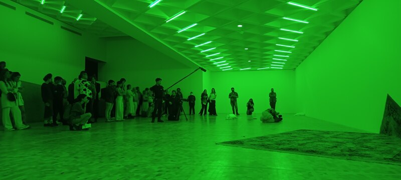 Instalación de arte contemporáneo con luz verde