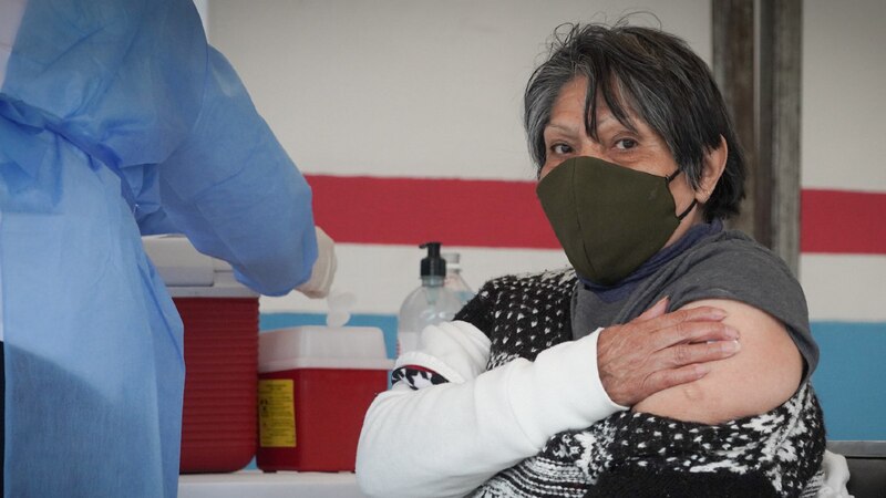 Mujer recibe la vacuna contra el COVID-19