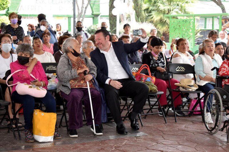 El Presidente López Obrador saluda a las personas mayores en un evento en la Ciudad de México.