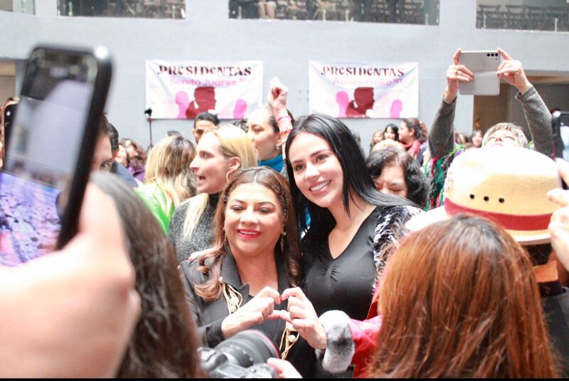 Presidenta latinoamericana junto a mujer
